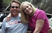 Муж сделал фото с женой и столк­нул ее со скалы на 12-ю годовщину