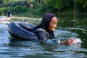 3 км вплавь преодолевают 80-летние старушки с Сулавеси