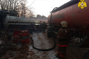 Из перевернувшегося в Приморье бензовоза откачали 7 тонн топлива